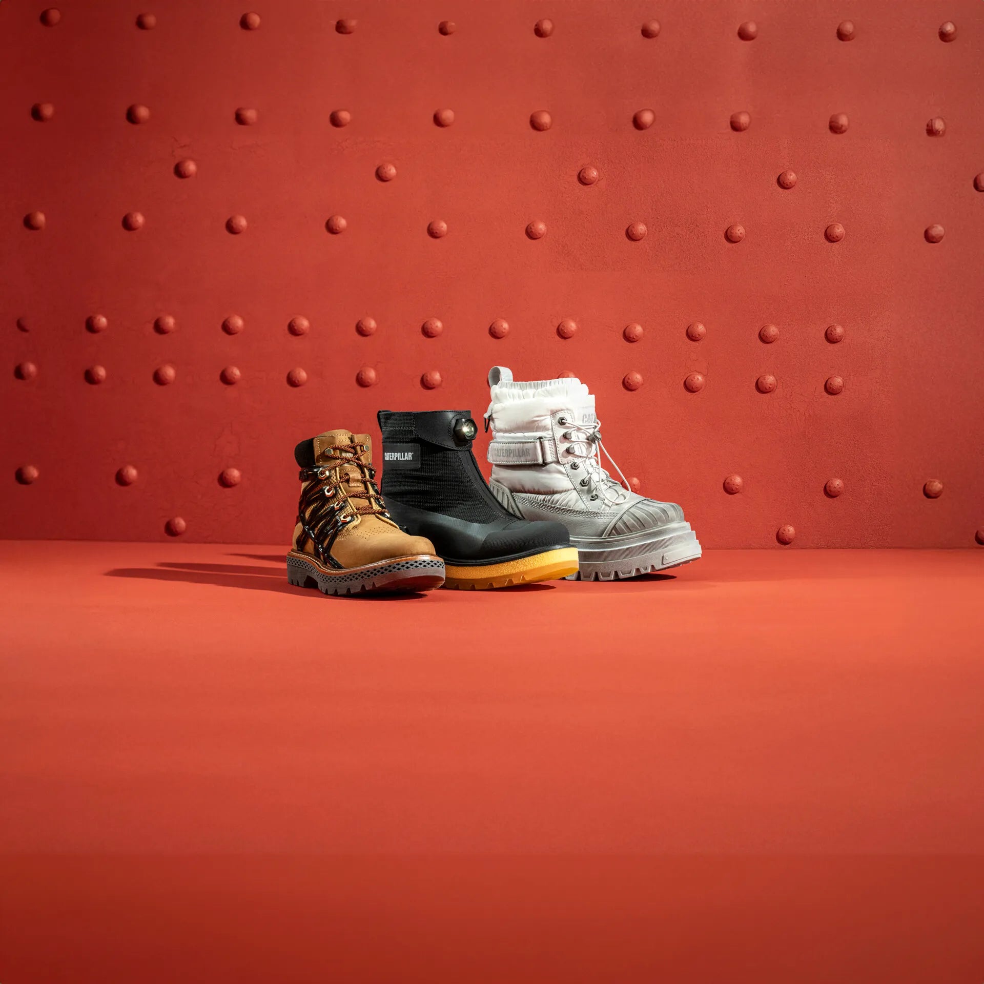 Tres modelos de botas de moda o trabajo de la marca Caterpillar.