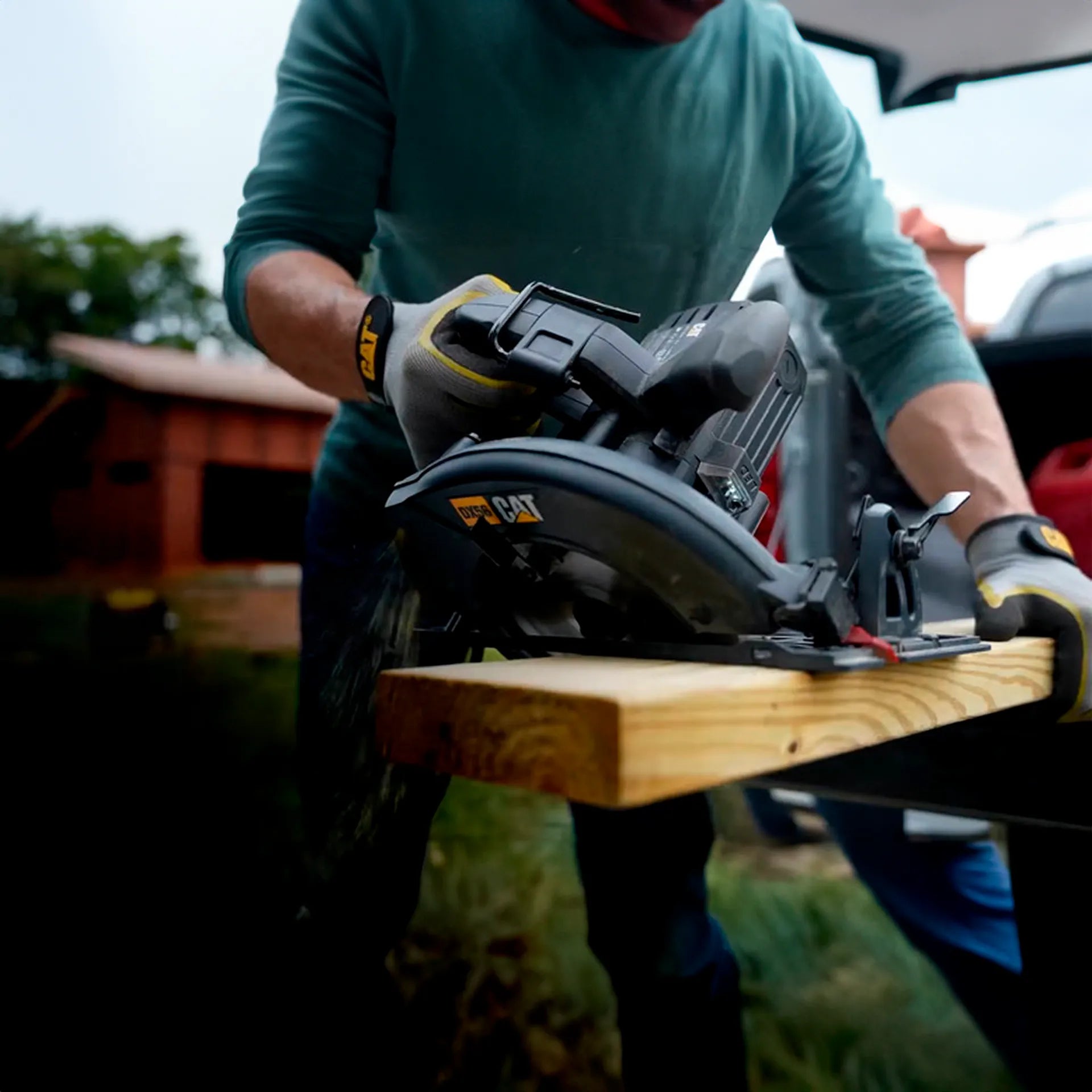 Hombre usando sierra circular inalámbrica Cat para madera.