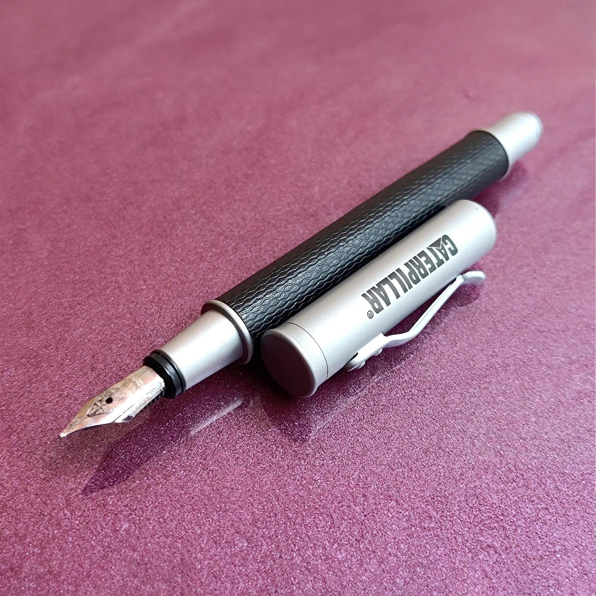 Pluma estilográfica Caterpillar con cuerpo negro texturizado.