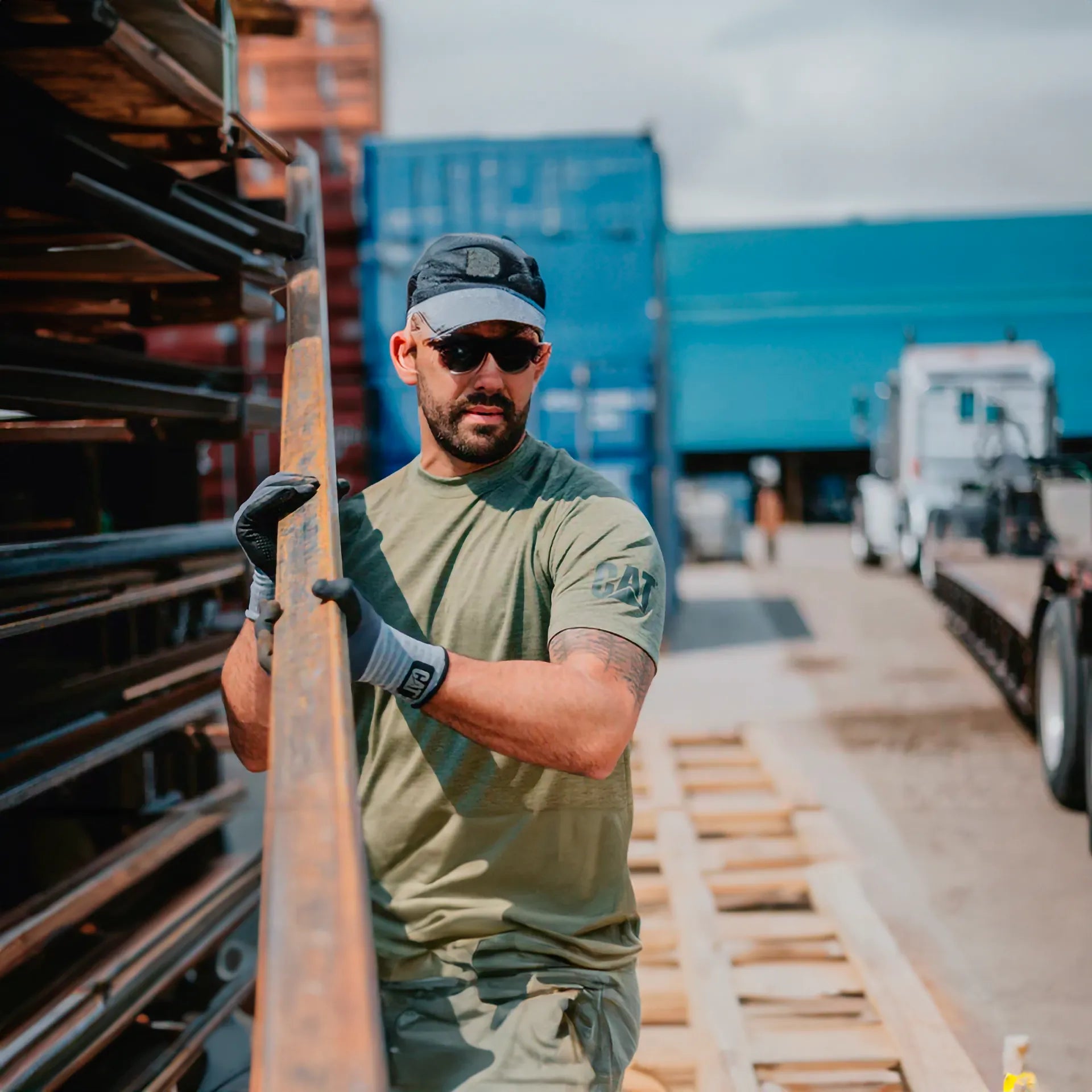 Hombre con camiseta y guantes de trabajo Cat.