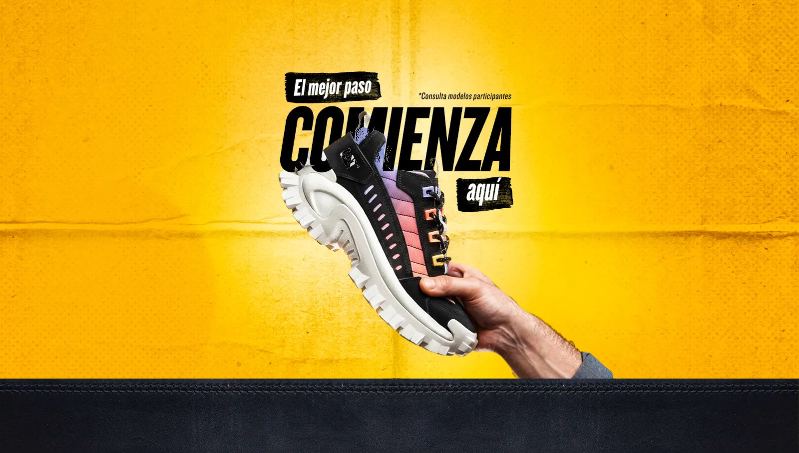 Tenis Cat para mujer con suela gruesa y diseño multicolor sobre fondo amarillo con texto El mejor paso comienza aquí.