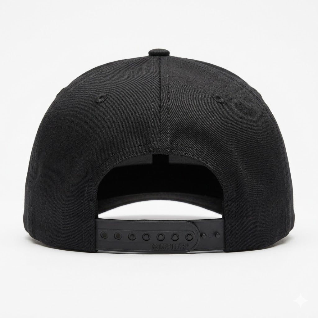 Gorra CAT visera plana y logo con detalles dorados mate
