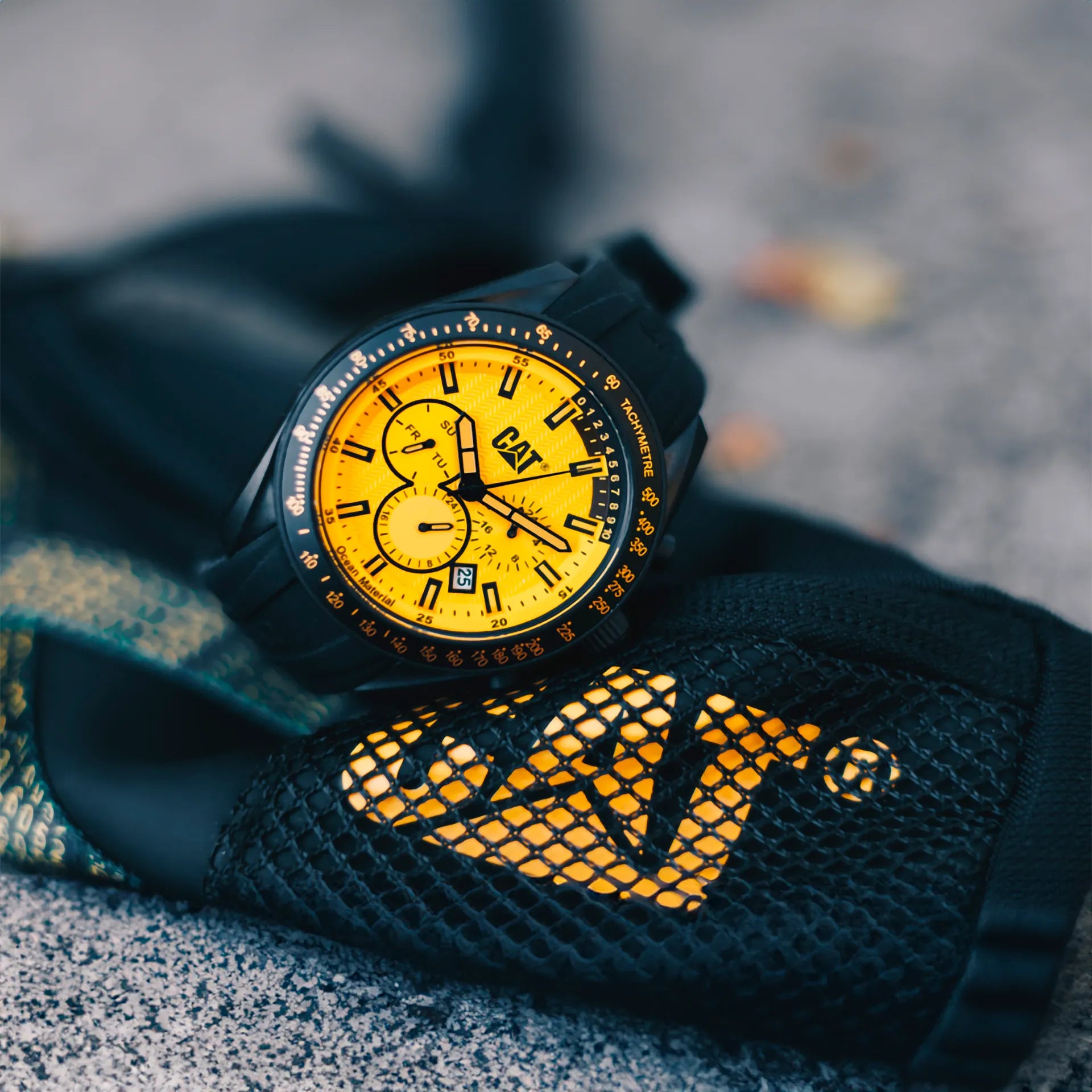 Reloj Caterpillar de color negro con amarillo.