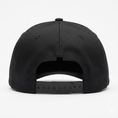 Gorra CAT visera plana y logo con detalles dorados mate