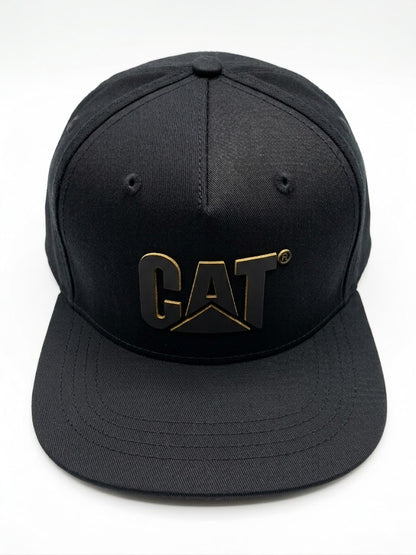 Gorra CAT visera plana y logo con detalles dorados mate